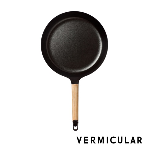 日本製琺瑯鑄鐵平底深鍋28cm，黑色鍋身搭配木質手柄，鍋內為黑色，鍋外未顯示。