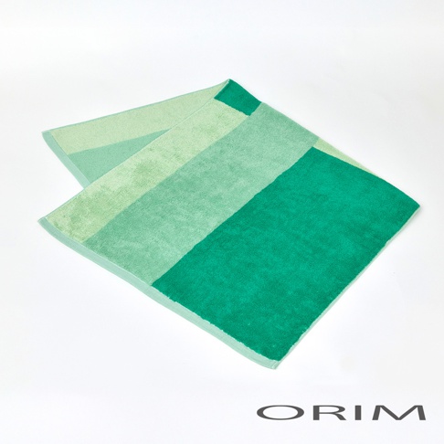 HARUKA 今治耐用絢彩拼接浴巾，採用漸層綠色調，以撞色幾何拼接設計，材質為柔軟吸水的毛巾布。