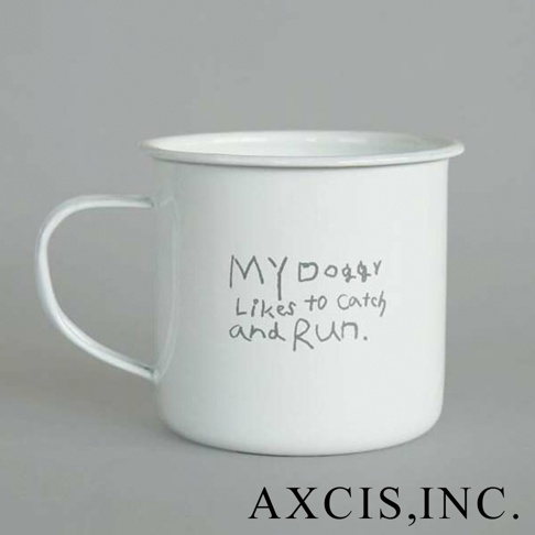 白色琺瑯馬克杯，帶有銀色邊緣和手柄。杯身印有灰色手寫字體「MY Doggy Likes to catch and Run.」。