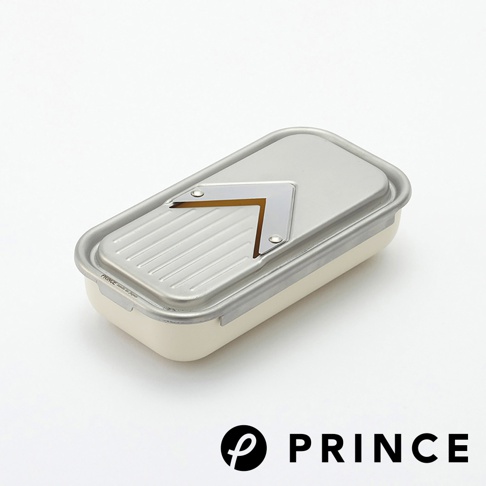 米白色塑膠盒搭配銀色金屬刨刀蓋，刨刀蓋上有 V 形切口及條紋設計，適合磨泥與切片。