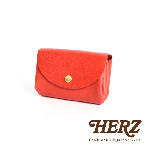 紅色皮革三層收納零錢包，採用掀蓋式設計，中央配有金色按扣，質感細膩，適合收納零錢或其他小物。