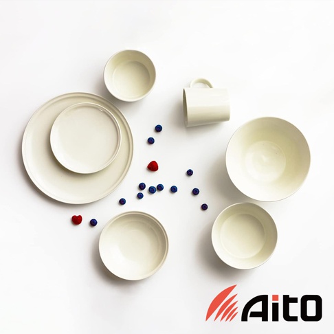 Ciel 美濃燒簡約素雅釉彩配菜盤，包含一個馬克杯、兩個圓碗、一個淺盤及兩個較深的碗，皆為米白色陶瓷，搭配少許藍莓和紅莓裝飾。