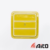 黃色美濃燒素釉吐司酥脆專用盤，採用陶瓷材質，盤面有三個長條形隔層，邊緣帶有細緻的釉色。