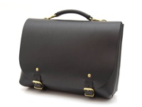 黑色皮革雙扣兩用側背包，配有金色金屬扣環和提把，適合肩背或手提。