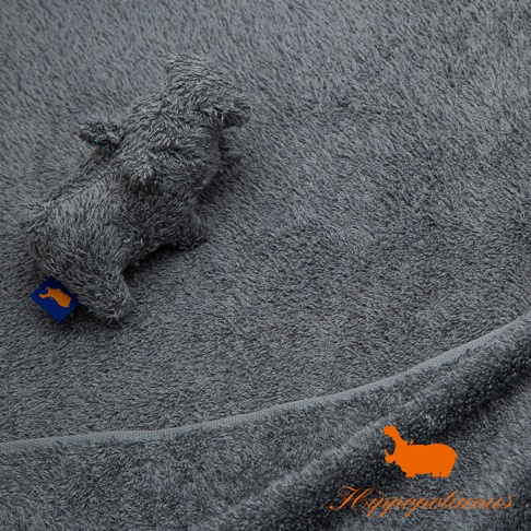 灰色竹棉混紡厚感大浴巾，材質柔軟，附有藍色標籤和橘色河馬圖案。