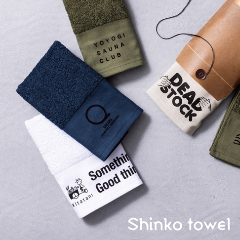 深藍色、白色和軍綠色毛巾，部分帶有印花或文字，如「DEAD STOCK」、「YOYOGI SAUNA CLUB」及「Somethin Good thi」。
