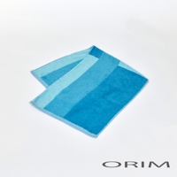 一條由數種藍色調拼接而成的毛巾，採用柔軟的純棉材質，呈現出漸層的視覺效果。