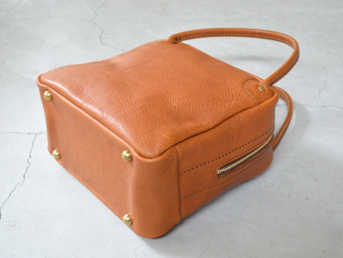 職人手作皮革Organ方形托特包 (G-47) M，採用棕褐色柔軟皮革製作，方形包身，配有圓形提把，包側設有黃銅拉鍊。