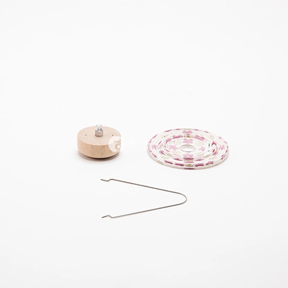 木質圓形提燈底座，上方有金屬燈泡，旁邊是粉色花紋的紙質提燈燈片，下方有一對金屬夾。