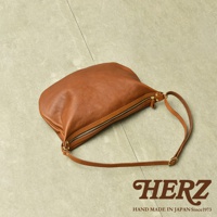 職人手作皮革Organ單肩半月包 G-15 S，呈現溫潤的棕褐色，柔軟的皮革材質，搭配黃銅色拉鍊與金屬扣環，簡約的半月形設計，展現經典風格。