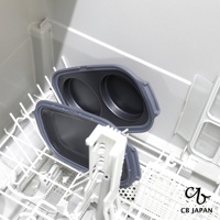 CB JAPAN copan系列微波爐專用燒烤盤，呈現黑色圓形烤盤，置於洗碗機架上，上方另有一黑色蓋子，洗碗機內籠清晰可見。