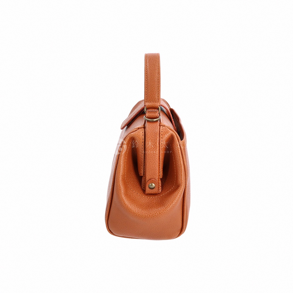 Atelier nuu Parcel 皮革杜勒斯迷你兩用手提包，從側邊視角看，展示了其精緻的皮革材質和經典的杜勒斯包造型。