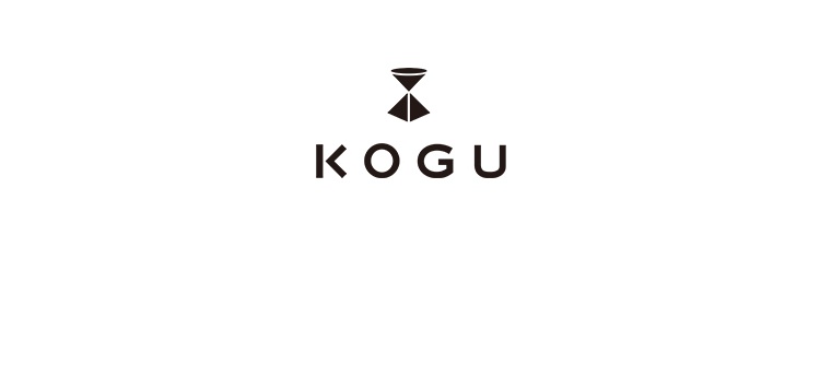 日製植鞣皮革咖啡考具握柄隔熱套，簡潔的黑色品牌標誌「KOGU」置於白色背景上方。