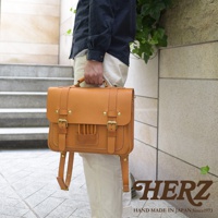 職人手作皮革傳統歐風三用學生包 BC-75，經典棕色，採用厚實皮革製作，配有銅釦與皮帶扣，可手提、側背或後背，設計簡約實用。