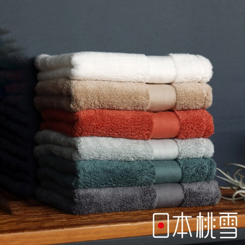 一疊今治匹馬棉浴巾，包含白色、米棕色、磚紅色、淺灰色、松綠色和深灰色。