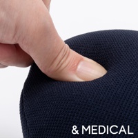 手指按壓深藍色織物材質的肩頸按摩紓壓枕，展現其柔軟回彈的特性。