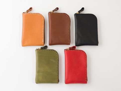 五款職人手作皮革分隔收納迷你錢包，顏色分別為橘色、棕色、黑色、綠色及紅色。錢包皆為 L 型拉鍊開口設計，搭配同色系或對比色的縫線，材質為皮革。
