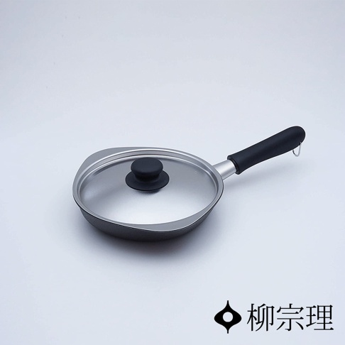 銀色金屬鍋身搭配黑色單手柄，鍋蓋為透明玻璃材質，中央設有黑色圓形把手，整體呈現簡約設計。