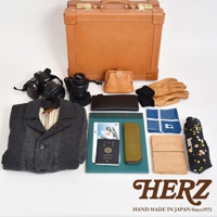 職人手作皮革英倫風便攜手提行李箱 TR-1，搭配棕色皮革小物，包含相機、鏡頭、錢包、護照、手套、圍巾及雨傘。