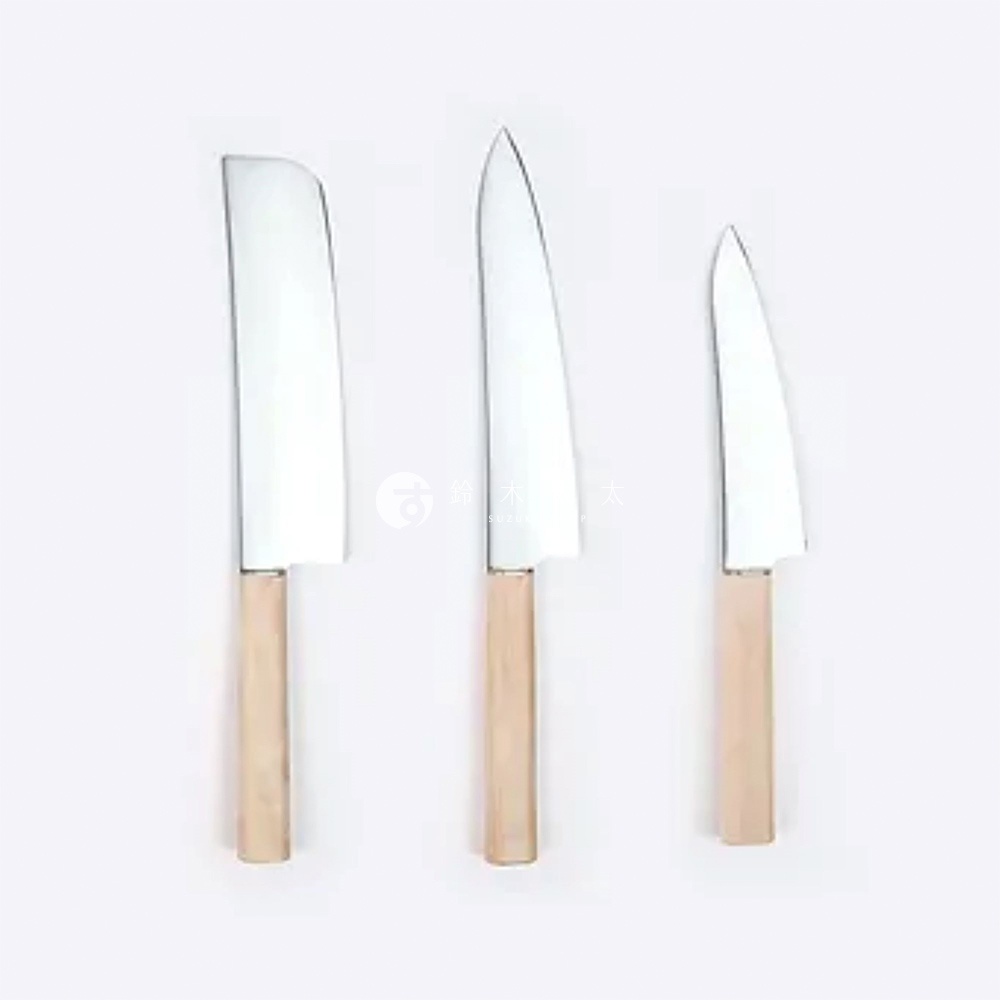 三把日式廚刀，左為菜切刀，中間為牛刀，右為三德刀。刀刃均為銀色不鏽鋼，刀柄為淺木色。
