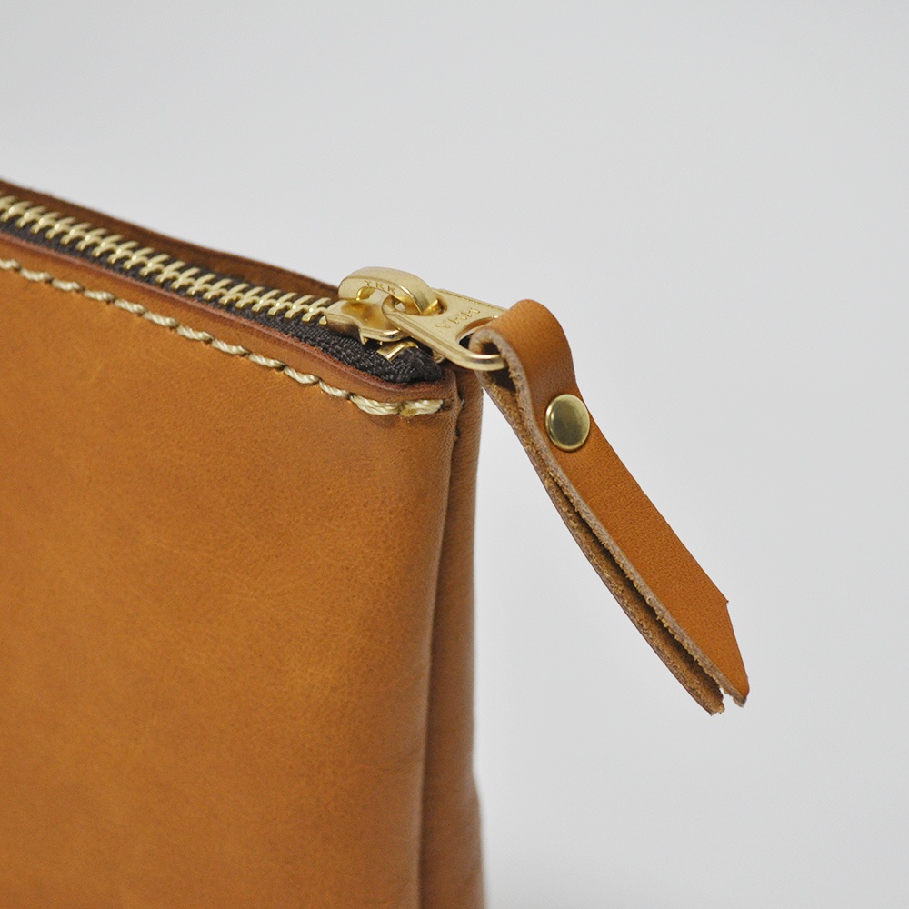 職人手作皮革小物收納包 KF-114 M，採用棕色皮革製成，搭配金色 YKK 拉鍊及同色系皮革拉環，車縫線清晰，質感良好。