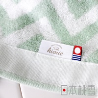 今治北歐方巾，淺綠色與白色相間的條紋圖案，材質為純棉，觸感柔軟。產品標籤為白色，印有「hiorie」品牌名稱與「MADE IN JAPAN」字樣。