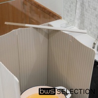 米白色六片式摺疊防油隔板，表面有垂直條紋，用於保護廚房爐灶周圍，防止油污濺射。