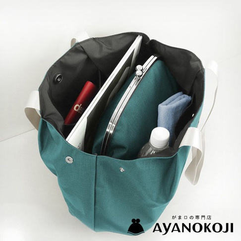 AYANOKOJI 托特包，內部放置著口金包、平板電腦、手機及水瓶，呈現實用收納的場景