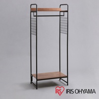 黑色金屬框架衣架，配有兩層木紋板，頂層上方有掛衣桿，兩側有網格裝飾。