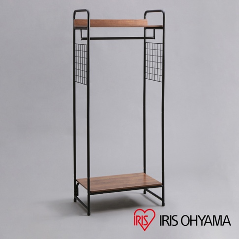 黑色金屬框架衣架，配有兩層木紋板，頂層上方有掛衣桿，兩側有網格裝飾。