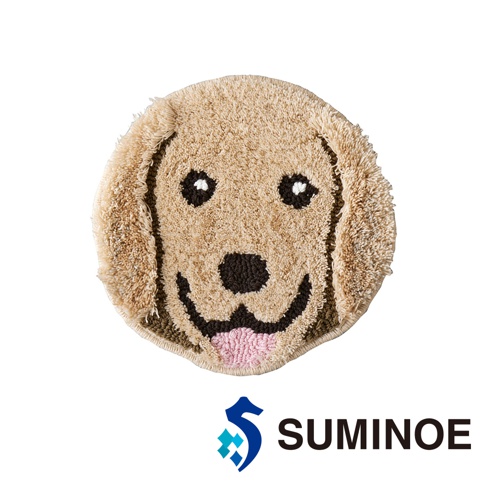 一個米色系的 SUMINOE 狗狗造型椅墊，採用絨毛材質製作，呈現圓形的拉不拉多或黃金獵犬臉部圖案，配有棕色垂耳與吐出小舌頭的可愛表情，下方附有品牌標誌與文字。