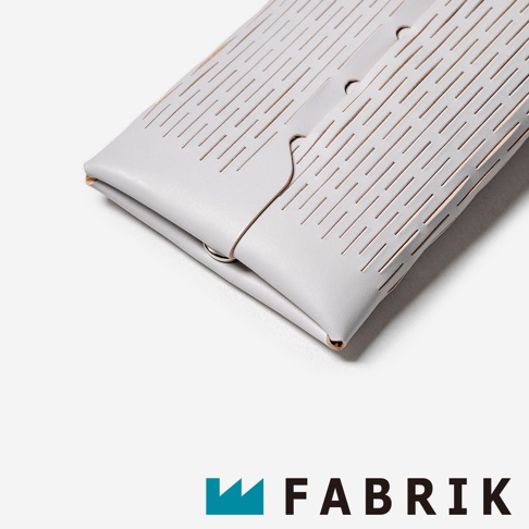 FABRIK 品牌 logo 後方是淺灰色的皮革隨形貼合伸縮小包，包面有斜向的壓紋線條镂空設計，部分細節露出淺棕色皮革內裡。