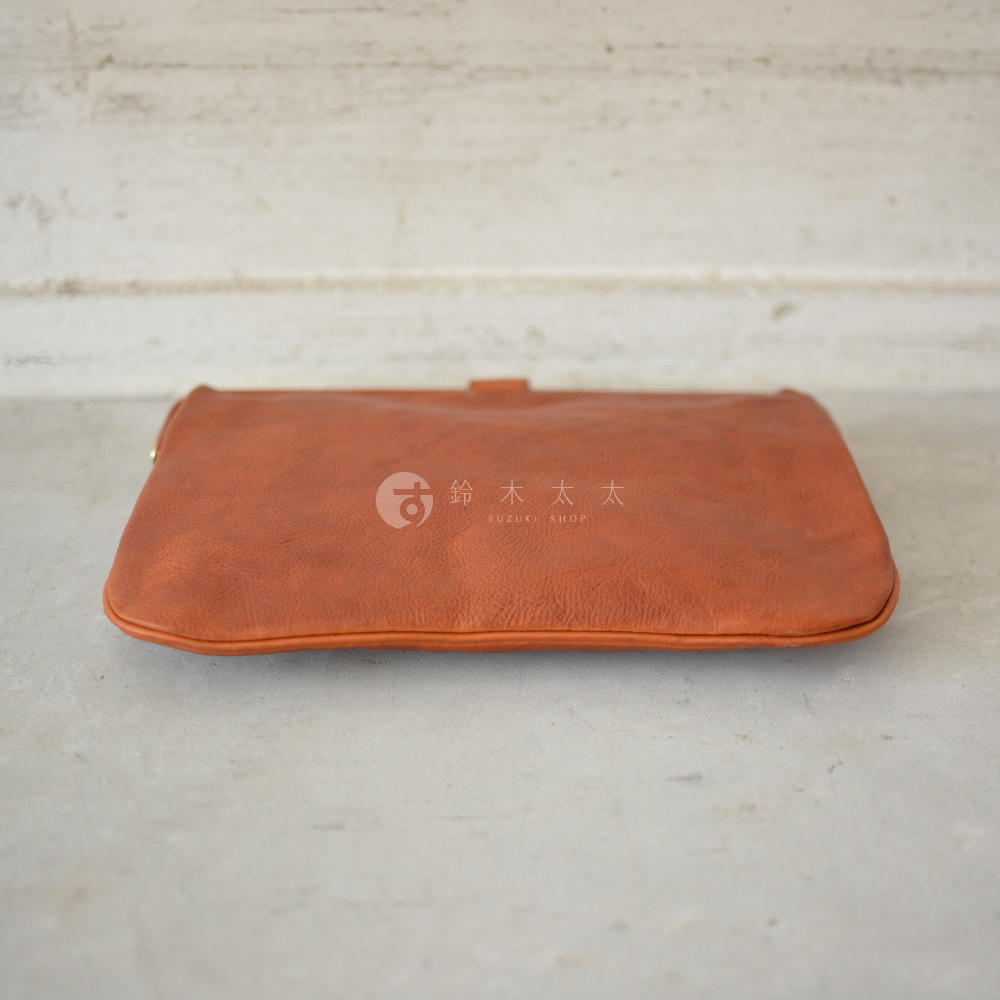 職人手作皮革Organ手拿包 G-38，採用棕色皮革製作，簡潔的設計，包身平整，帶有品牌標誌。