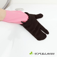 粉紅色橡膠手套外層套著一件深棕色針織布材質、分趾設計的清潔手套，手套袖口處有銀色縫線。