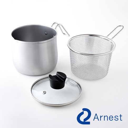 逸品物創不鏽鋼三合一萬用料理鍋，包含一個銀色不鏽鋼鍋身，附有金屬提把；一個銀色不鏽鋼網篩籃，同樣帶有金屬提把；以及一個透明玻璃鍋蓋，中央有黑色防燙把手。