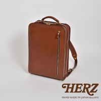 職人手作皮革商務電腦後背包 R-25，採用棕色皮革製成，配有金色拉鍊和金屬配件，設計簡潔大方，適合商務人士使用。