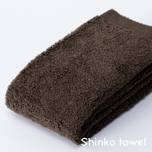 MAISON BLANC 輕奢柔膚匹馬棉浴巾，深棕色，質地柔軟蓬鬆，呈現自然的垂墜感。