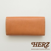 職人手作皮革長夾，呈現自然棕色，材質為真皮，縫線細緻，設計簡約。