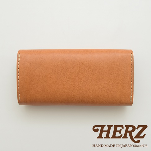 職人手作皮革長夾，呈現自然棕色，材質為真皮，縫線細緻，設計簡約。