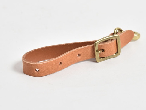 職人手作皮革可調式吊掛帶 (KZ-4)，淺棕色皮革製成，搭配霧金色金屬釦環與掛鉤，設計簡約實用。