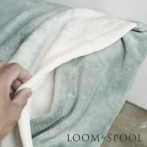 淺綠色抗菌短絨舒柔枕套，質地柔軟，一面為淺綠色，另一面為白色短絨。