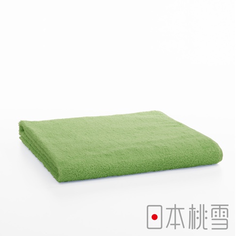 一條淺綠色、柔軟的飯店大毛巾，材質看起來是棉質，呈現蓬鬆的絨毛感，毛巾對折後平鋪於白色背景上。