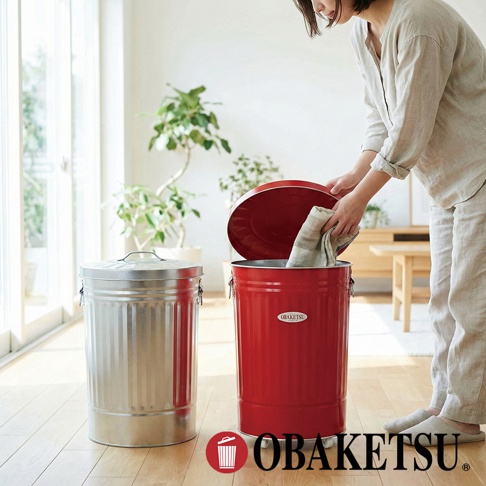 模式B 日系風格的紅色附輪垃圾桶，旁有一個銀色同款垃圾桶，一名女子正將一塊布放入紅色垃圾桶中。