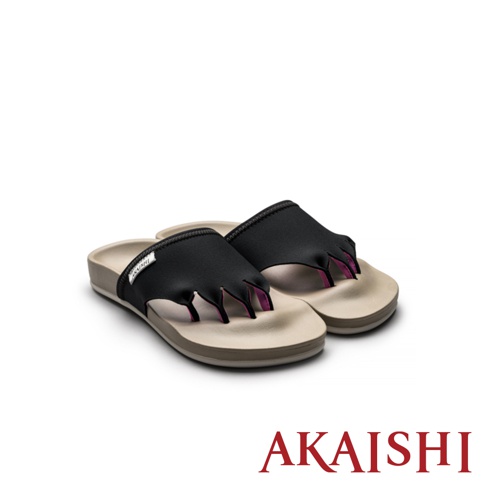 一雙卡其色鞋底、黑色織物鞋面、粉色五指開岔設計的拖鞋，鞋面上印有白色品牌標誌。