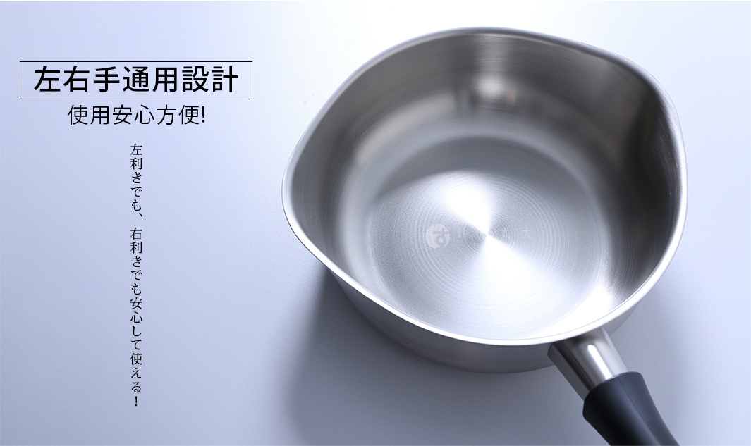 這是一張柳宗理不鏽鋼單手鍋的特寫照片，展現鍋身內部霧面金屬質感，鍋緣兩側具備特殊的對稱倒流口設計，標榜左右手皆能方便使用的通用造型，底部連接著黑色手柄。
