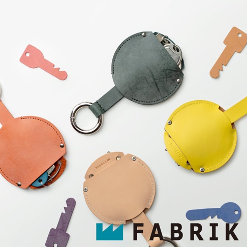 FABRIK 皮革圓型收納鑰匙圈，包含綠色、橘色、黃色三款，另有數個造型鑰匙造型小物和不同顏色的鑰匙圈。