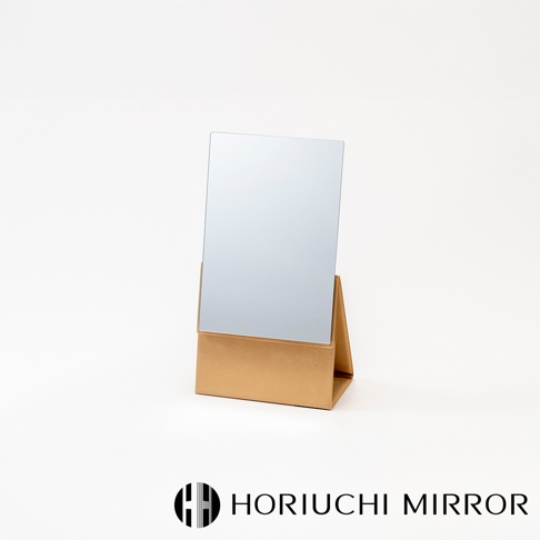 NAPURE 桌上型2Way折疊化妝鏡，鏡面為長方形，鏡架為淺棕色皮革材質，設計簡約，可折疊放置。