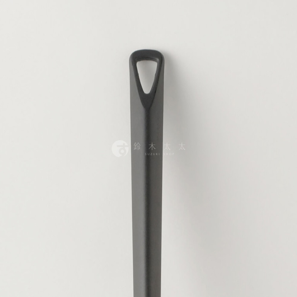 marna TRYANGIRP 系列深灰色耐熱矽膠料理刮刀的掛環細節