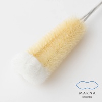 L型水瓶壺清潔刷，刷頭部分由淺黃色細長刷毛和白色較短絨毛組成，刷柄為銀灰色金屬材質。