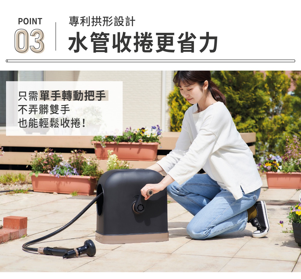 全覆蓋水管車 FH-HG-20M，黑色圓筒形主體，底部為淺棕色，配有黑色捲軸和手動轉輪。一條黑色水管從水管車中伸出，末端連接一個黑色蓮蓬頭。